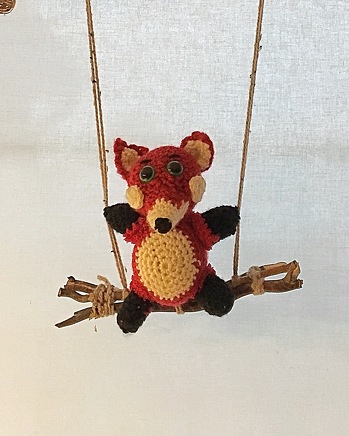 Der Fuchs stammt noch aus meiner Häkel-Anfangszeit. Jedes Jahr im Herbst darf er am Fenster schaukeln....