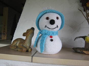 danke an tante mella für die kostenlose anleitung des schneemanns, ich habe nur die arme weggelassen und es hat super geklappt.
