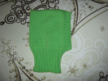 Hallo, habe von Waltraud Laier die Anleitung für diese Schlupfmütze. Ich mußte etwas experimentieren aber dann hat es prima geklappt. Habe die Bravo von Schachenmayr verwendet mit NS 3,75. Die nächste ist in Arbeit. Lg