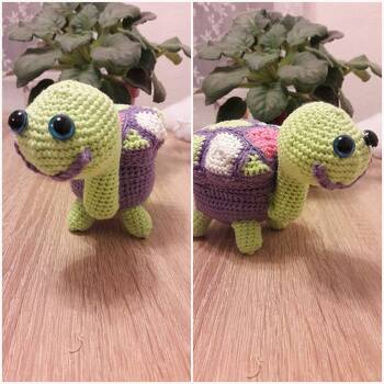 Ich finde die Anleitung total toll und süß ist der Ergebniss auch noch.
Sie wurde als Geburtstagsgeschenk verschenkt auch wenn meine Große (3 Jahre) sie am liebsten selbst behalten hätte.
Natürlich wurden noch ein paar Süßigkeiten in dem Panzer versteckt.