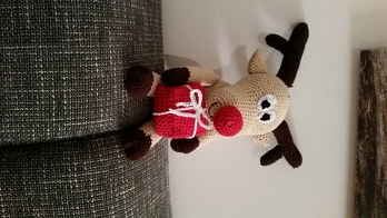 https://www.crazypatterns.net/de/items/17919/rudolf-das-rentier
Rudolf ließ sich gut nacharbeiten. Selbst mein Mann findet ihn, für etwas gehäkeltes, gar nicht sooo schlecht. Bis Heiligabend darf er noch bei uns auf dem Sofa sitzen und dann wird er verschenkt.