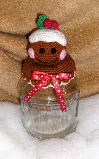 Ich durfte wieder für Saskia Wirtz​ - Meine bunte Häkelwelt - probehäkeln - dieses Mal waren es weihnachtliche Bezüge für Gläser, die man nach Lust und Laune befüllen und dann verschenken kann. Meine Tochter  hat das Weihnachtsglas Rentier mit 24 Süßigkeiten und Sprüchen als Adventkalender für ihren Freund befüllt. Danke Saskia für die tolle Anleitung !
Meine Arbeit, mein Foto
Die Kaufanleitungen gibt es bei Crazy Patterns -
https://www.crazypatterns.net/de/items/22119/lebkuchenmann-bonbonglas