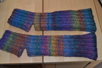 Yoga-Socken....die ich sehr gerne auch als Stulpen anziehe!
Super einfach zu stricken und super praktisch!