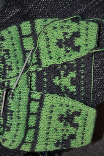 Dieses wird ein  Loop-Kragen....ich hoffe, er hält auch warm... ;-)