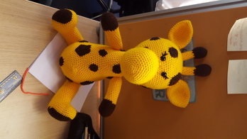 Die Anleitung ist echt super. Was noch besser wäre, wäre die genaue Angaben der Runde in der Anleitung für den Kopf, wann die Augen mit welchem Abstand einzuhäkeln sind