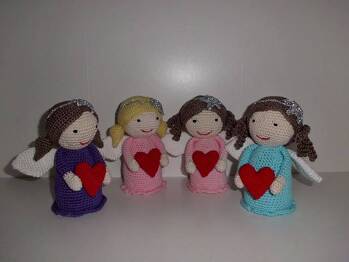 Dese 4 Schutzengel sind angefertigt nach dem E-Book von Strickglück - Häkelanleitung Engel Weihnachten Stern  Dafür habe ich statt der Kerze ein Herz gearbeitet.
Tolle Anleitung!