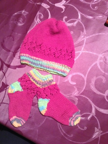 Ein traumhaftes Set, ich finde genau richtig fürs kommende Frühjahr. Es gibt auch noch Handschuhe und Schühchen dazu, allerdings sind diese für meine kleine Maus schon zu klein. Das Set ist sehr zu empfehlen und gibt es be Maschenspiel.