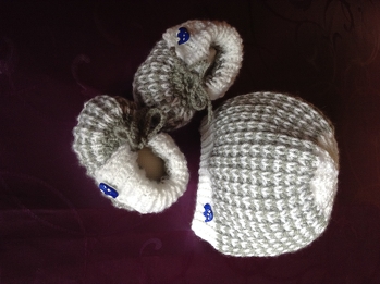 Babys erstes Set und es hält so schön warm. Nur zu empfehlen, ist sehr gut angekommen. Die Anleitung gibt es bei Maschenspiel. Leicht nachzuarbeiten, einfach tolle Anleitung.