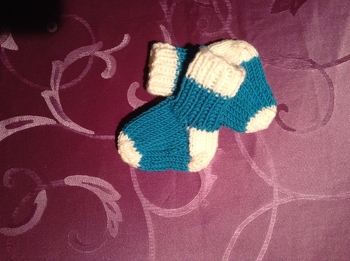 Das nächste Baby ist unterwegs und natürlich soll es auch Sachen von Maschenspiel bekommen. Habe dieses Mal auf Patentmuster verzichtet, aber ansonsten nach der Anleitung gestrickt. Macht total Spaß diese winzigen Söckchen zu Stricken. Werde ich noch in verschiedenen Farbkombinationen machen, vielen Dank an Maschenspiel.