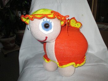 Gieng alles eigentlich gut. Nur der Rüschenrand war etwas schwierig, da der Bauch und der Panzer zusammengehäkelt war. da das Hütchen nicht in der Anleitung beschrieben war, habe ich selber eines kreirt.