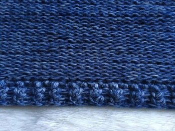 Pulloverärmel glatt links gestrickt mit angehäkeltem Reliefstäbchen Bündchen.