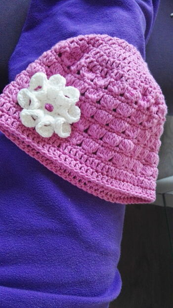Huhu zusammen.
Habe eine häkelmütze für Kleinkinder gehäkelt
mit einer 3D häkelblume in Weiß
50-52 cm
Mein erstes Werk...