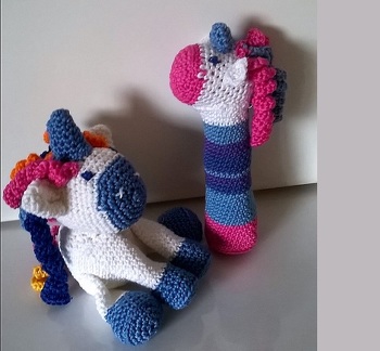 Das Ergebnis der kostenlosen Anleitung hat mich so begeistert, dass ich gleich für die kleine Schwester noch eine Kinderrassel gemacht habe.
Gefertigt nach: https://www.crazypatterns.net/de/items/23632/einhorn-aurora-haekelanleitung