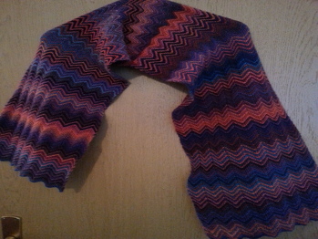 Ein Zackenschal. Leider konnte ich die Farben nicht so gut einfangen. Hier war ein wenig Ausdauer gefragt.