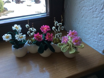 Frühlingsblümchen mit Weidenkätzchen