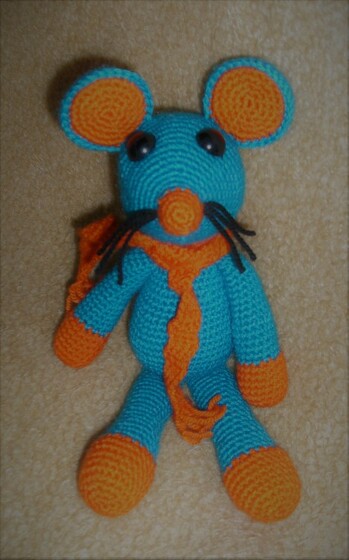 Diese süße Maus habe ich nach einer kostenlosen Anleitung von Tante Mella - Melanie Ermel - gehäkelt. Danke Melanie !
Meine Arbeit, meine Fotos, Anleitung von -
https://www.crazypatterns.net/de/items/15649/haekelanleitung-haeschen