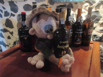 Ich hab bei der Anleitung noch Arme drangehäkelt ... ;-)