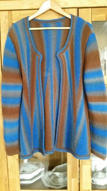 Die Jacke habe ich aus Schoppel Wolle Reggae Ombre gestrickt . Das Stricken von verkürzten Reihen sorgt immer für Abwechslung und regt ständig zum Weiterstricken an .