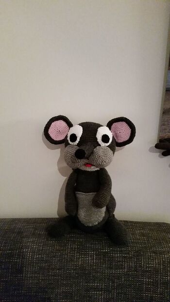 Ich versteh nicht, warum das Foto verzogen ist.
Die Maus war einfach zu häkeln, und wird eine tolle Verpackung für ein Geldgeschenk!
https://www.crazypatterns.net/de/items/17336/haekelanleitung-lola-die-maus