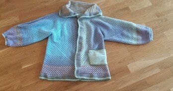 hier, wie versprochen, nun meine fertige Granny-Jacke aus 6Ecken, sogar mit aufgenähter Tasche (Idee von mir)
nach dieser Anleitung https://www.youtube.com/watch?v=o4QbeKHnuGg