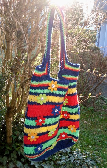 Tasche ist schnell gehäkelt. Habe Filzblumen genommen, statt selbst gehäkelte.