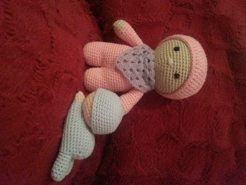 Ich mag kleine Häkeleien. Die große Puppe ist nach Anleitung von Zhaya Designs und das Baby nach einer YouTube Anleitung von la fata tuttofare.