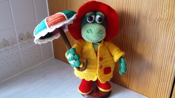 Wetterfrosch Emelie. Gehäkelt nach Anleitung von Suri's Häkelfee