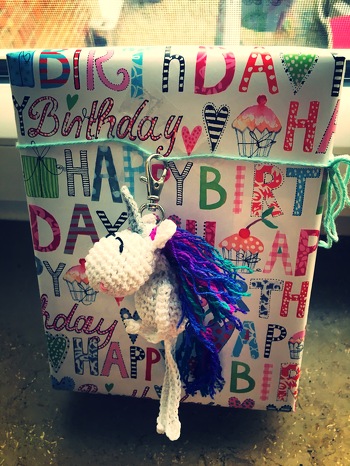 Die Freundin meines Sohnes hat sich mehr über das Mini Einhorn als über das eigentliche Geschenk gefreut....
