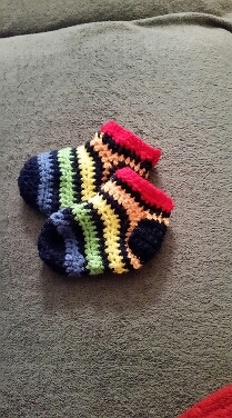 Kleine Babysöckchen! Jetzt hab ich meine Wille fast komplett aufgebraucht.  Der Rest wird in grannys verarbeitet