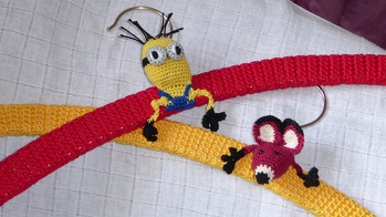 Mit zwei Anleitungen von Supergurumi habe ich für meine beiden Enkel Kleiderbügel verziert.