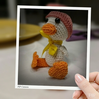 dieses kleine Küken ist Ostern schon geschlüpft, und hat auch gleich danach ein neues Zuhause gefunden.
Schnell noch auf den Auslöser gedrückt, hochgeladen, nun kann ich es euch auch zeigen.
AL aus einem Amigurumi-Heft