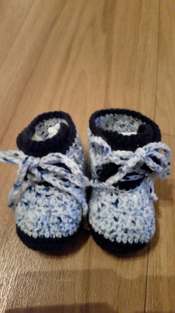 Nach der Anleitung https://www.crazypatterns.net/de/items/22340/haekelanleitung-babyschuhe-9-12-monate-mit-herz-applikation
Die Anleitung war unheimlich ausführlich und die Stiefelchen waren sehr schnell fertig. Ich freue mich sie Montag verschenken zu können!