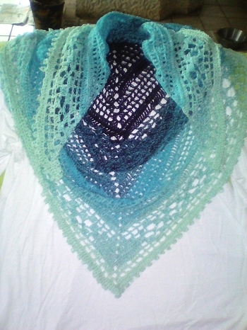 Dreieckstuch Magic Sea Flower von Ramonas Kreative Auszeit. Wolle war eine Wunschwicklung von der Mützenstraße Knutschkugeln