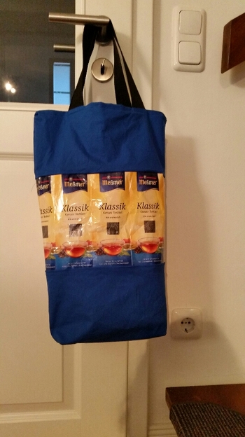 Ein Abschiedsgeschenk für eine Arbeutskollegin. Die teetüten hab ich mit einer Folie beklebt. Das war alleine leider etwas schwierig,  so daß ein paar falten drin sind. Aber egal. Ich bin gespannt was sie sagt. Bisschen bekloppt ist es ja schon
