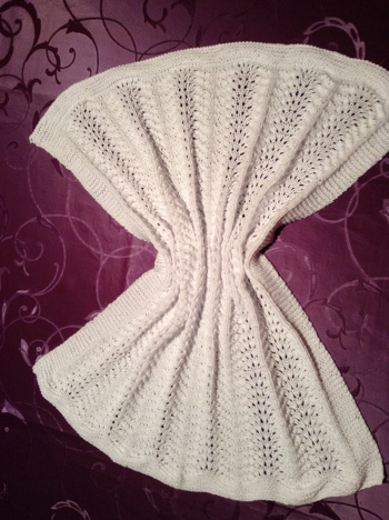 Die Babydecke ist wunderschön, ich habe mich total verliebt. Die Anleitung ist ganz einfach, obwohl man denkt, das Muster wäre schwer zu stricken. Im Sommer ist sie das ideale Geschenk z. B. zur Geburt. Die Anleitung ist von Maschenspiel, wie immer super beschrieben, vielen Dank.