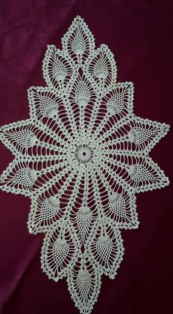 Mein erstes Spitzendeckchen. am Anfang hatte ich Schwierigkeiten die Häkelschrift zu lesen. Nach ein paar Versuchen hats gut geklappt. Bin stolz auf mich ;)