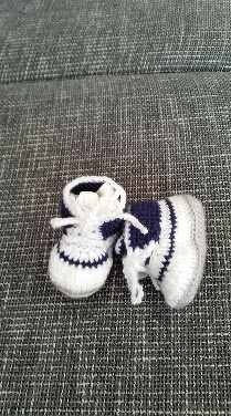 https://www.crazypatterns.net/de/items/22340/haekelanleitung-babyschuhe-9-12-monate-mit-herz-applikation
Das sind schon meine 2. Schühchen nach der Anleitung. Und es kommen bestimmt noch mehr.
:-)