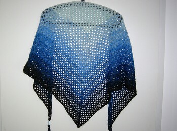 Nach der Anleitung https://www.crazypatterns.net/de/items/26474/haekelanleitung-dreieckstuch-wasserfall
von Herbys Trendartikel.
Tolle anleitung!Ein sehr leicht und schnell zu häkelndes Dreieckstuch. Da ich etwas fester häkle, hat bei mir die Wolle nicht ganz gereicht. Im Zweifelsfall etwas mehr Wolle nehmen.