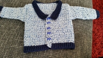 https://www.crazypatterns.net/de/items/10330/haekelanleitung-baby-und-kinderjacke-college-gr-56-122
Das ist schon die 2. Jacke, die ich nach der Anleitung gefertigt habe, diesmal etwas verändert. Sie musste zu den Autoknöpfen passen, in die ich mich so verliebt hatte.