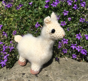 Lama nach einer Anleitung von
https://sites.google.com/site/crochetgoods/home/llama