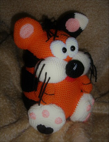 Dieses kleine süße Katzenbaby hab ich nach einer Anleitung von Diana Barthelmess​ gehäkelt.
Meine Arbeit, meine Fotos, Anleitungen von - https://www.crazypatterns.net/de/store/diba26