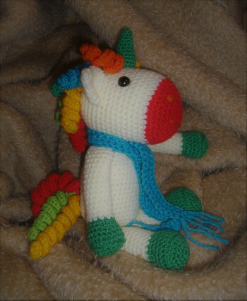 Und noch ein Einhorn - die können gar nicht genug sein - mein Enkerl liebt sie heiß und innig.
Die kostenlose Anleitung findet ihr hier - https://www.crazypatterns.net/de/items/23632/einhorn-aurora-haekelanleitung
meine Arbeit, mein Foto