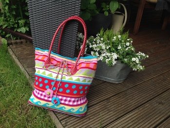 Hallo Petra, nochmals vielen Dank für die Anleitung. Ich habe die Tasche in Spiralrunden gehäkelt. Hat super funktioniert.
LG Sabine