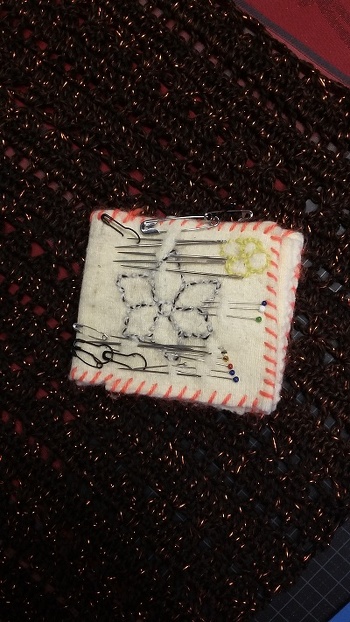 hier das Bild von meinem Nadelkissen, sicher ca. 40 Jahre alt, und gefertigt aus gelben Staubtüchern, bestickt und umnäht.