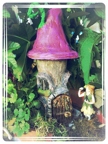 Ich habe bei dem schönen Wetter mal eine Häkelpause eingelegt und ein Feenhaus für meinen Feen Blumentopf gebastelt.