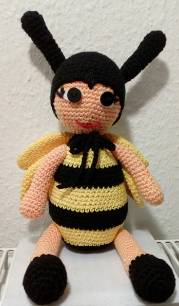 mein Bienchen hat es auch ohne Häkelanleitung geschafft