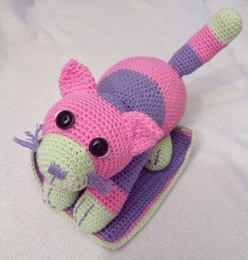 Katze aus Komplettset Amigurumi gehäkelt