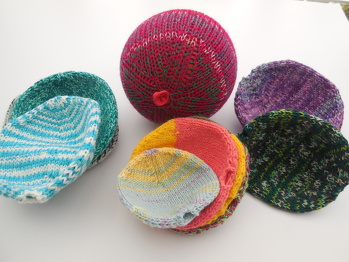 Hab wieder mal ne ganze Menge Luftballonhüllen gestrickt. Jetzt hab ich Vorrat an Mitbringseln! Sie kommen immer gut an und sind wirklich schnell gestrickt!