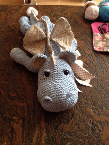 Ich habe diese tolle Anleitung gewonnen ..Mint der kleine müde Drache ..Anleitung super beschrieben ...Die Anleitung bekommt man hier https://www.crazypatterns.net/de/items/27960/mint-der-kleine-muede-drache-haekelanleitung-amigurumi