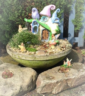 Mein zweiter Feengarten ist nun fertig! Das Haus ist selbstgemacht aus PET Flaschen und Fliesenkleber